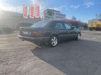 Second-hand Mercedes E220 150 CP (110 kW) 1992 Negru Berlinǎ