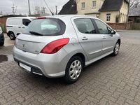 Gebraucht Peugeot 308 Active 120 PS (88 kW) 2011 Aluminiumgrau/metallic Limousine