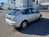 Gebraucht Ford Focus Ghia 101 PS (74 kW) 2009 Silber Limousine