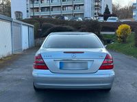 Gebraucht Mercedes E220 150 PS (110 kW) 2003 Silber Limousine