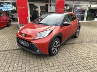 Gebraucht Toyota Aygo X Design 72 PS (52 kW) 2025 Chili red perleffekt/ night sky black SUV