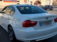 Gebraucht BMW 320 170 PS (125 kW) 2011 Weiß Limousine