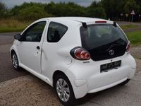 Gebraucht Toyota Aygo Basis 68 PS (50 kW) 2012 Weiß Kleinwagen