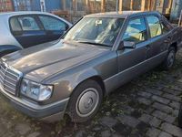Używany Mercedes E230 132 KM (97 kW) 1990 Szary Sedan/Limuzyna
