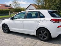 Gebraucht Hyundai i30 Select 120 PS (88 kW) 2017 Weiß Limousine