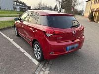 Gebraucht Hyundai i20 101 PS (74 kW) 2017 Rot Kleinwagen