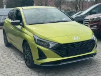 Neu Hyundai i20 Blackline 90 PS (66 kW) 2026 Gelb Kleinwagen