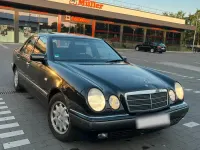 Gebraucht Mercedes E200 136 PS (100 kW) 1998 Schwarz Limousine