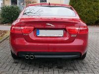 Gebraucht Jaguar XE Pure 179 PS (131 kW) 2016 Rot Limousine