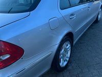 Gebraucht Mercedes E220 150 PS (110 kW) 2003 Silber Limousine