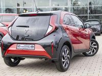Neu Toyota Aygo X Team 72 PS (52 kW) 2025 Urban khaki, dach mysticschwar SUV