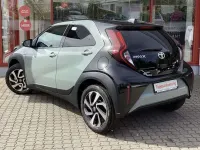 Neu Toyota Aygo X 72 PS (52 kW) 2025 Urban khaki / night sky black SUV