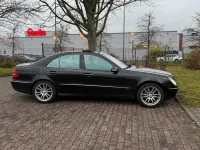 Używany Mercedes E500 306 KM (225 kW) 2003 Czarny Sedan/Limuzyna