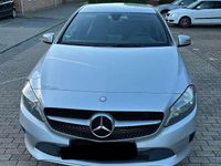 Gebraucht Mercedes A180 Style 122 PS (89 kW) 2015 Silber Limousine