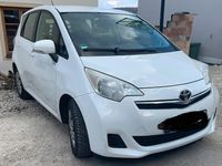 Gebraucht Toyota Verso-S 99 PS (72 kW) 2012 Weiß Van / Kleinbus