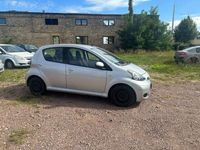 Gebraucht Toyota Aygo 68 PS (50 kW) 2010 Silber Kleinwagen