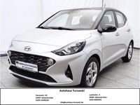 Gebraucht Hyundai i10 84 PS (61 kW) 2023 Sleek silver/ phantom black / Kleinwagen