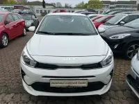 Gebraucht Kia Rio Spirit 101 PS (74 kW) 2022 Clear white uni Limousine