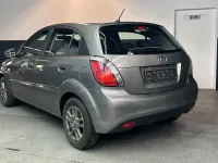 Gebraucht Kia Rio 75 PS (55 kW) 2010 Silber Limousine