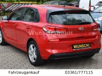 Gebraucht Hyundai i30 Trend 99 PS (72 kW) 2017 Rot Limousine