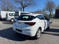Gebraucht Opel Astra Selection 105 PS (77 kW) 2016 Weiß Limousine