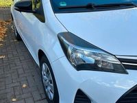 Gebraucht Toyota Yaris 69 PS (50 kW) 2015 Weiß Kleinwagen