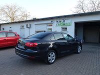 Gebraucht VW Jetta Match 105 PS (77 kW) 2012 Schwarz Limousine