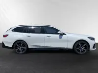 Gebraucht BMW 520 M Sport 208 PS (152 kW) 2025 Mineralweiß metallic Kombi