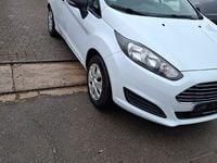Gebraucht Ford Fiesta Ambiente 60 PS (44 kW) 2013 Weiß Kleinwagen