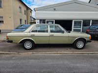 Gebraucht Mercedes 240 72 PS (52 kW) 1981 Grün Limousine