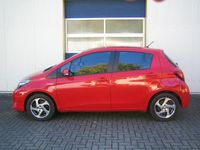 Gebraucht Toyota Yaris Hybrid Comfort 101 PS (74 kW) 2015 Rot Limousine