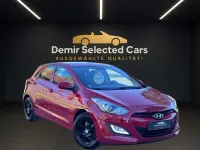 Gebraucht Hyundai i30 99 PS (72 kW) 2015 Rot (cool red) Limousine