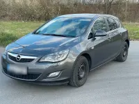 Usado Opel Astra Design Edition 140 HP (102 kW) 2011 Cinzento Sedan
