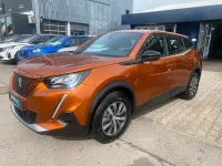 Gebraucht Peugeot e-2008 Active 100 kW (136 PS) 2023 Fusion orange SUV