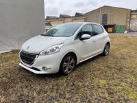 Gebraucht Peugeot 208 Allure 82 PS (60 kW) 2015 Weiß Kleinwagen