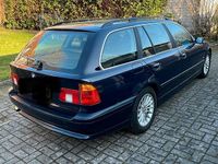 Gebraucht BMW 530 Basis 193 PS (141 kW) 2001 Blau Kombi
