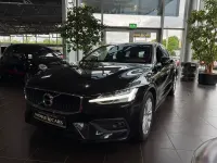 Gebraucht Volvo V60 Momentum 197 PS (144 kW) 2021 Onyx black / metallic Kombi