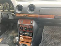 Gebraucht Mercedes 200 72 PS (52 kW) 1983 Grau Limousine