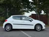 Gebraucht Peugeot 207 Urban Move 95 PS (69 kW) 2010 Weiß Limousine