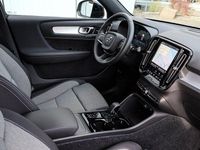 Neu Volvo XC40 Plus 163 PS (119 kW) 2026 Grau SUV