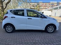 Gebraucht Hyundai i10 Basis 67 PS (49 kW) 2016 Weiß Kleinwagen
