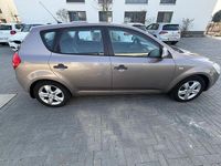 Gebraucht Kia Ceed LX 109 PS (80 kW) 2009 Beige Kleinwagen