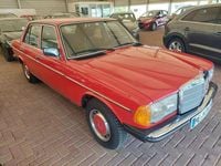 Gebraucht Mercedes 200 95 PS (69 kW) 1979 Rot Limousine