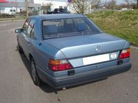 Gebraucht Mercedes E230 136 PS (100 kW) 1989 Blau Limousine