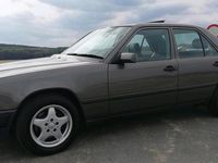 Gebraucht Mercedes E230 136 PS (100 kW) 1986 Grau Limousine