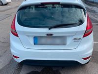 Gebraucht Ford Fiesta Ambiente 60 PS (44 kW) 2012 Weiß Kleinwagen