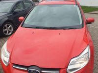 Używany Ford Focus Ambiente 101 KM (74 kW) 2014 Czerwony Sedan/Limuzyna