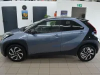 Gebraucht Toyota Aygo X Basis 72 PS (52 kW) 2024 Celestite grey metallic / night sky black SUV