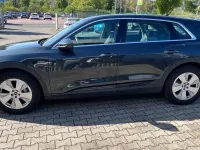 Gebraucht Audi e-tron Basis 300 kW (408 PS) 2021 Grau metallic SUV