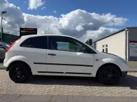 Gebraucht Ford Fiesta Basis 60 PS (44 kW) 2003 Diamantweiß Kleinwagen